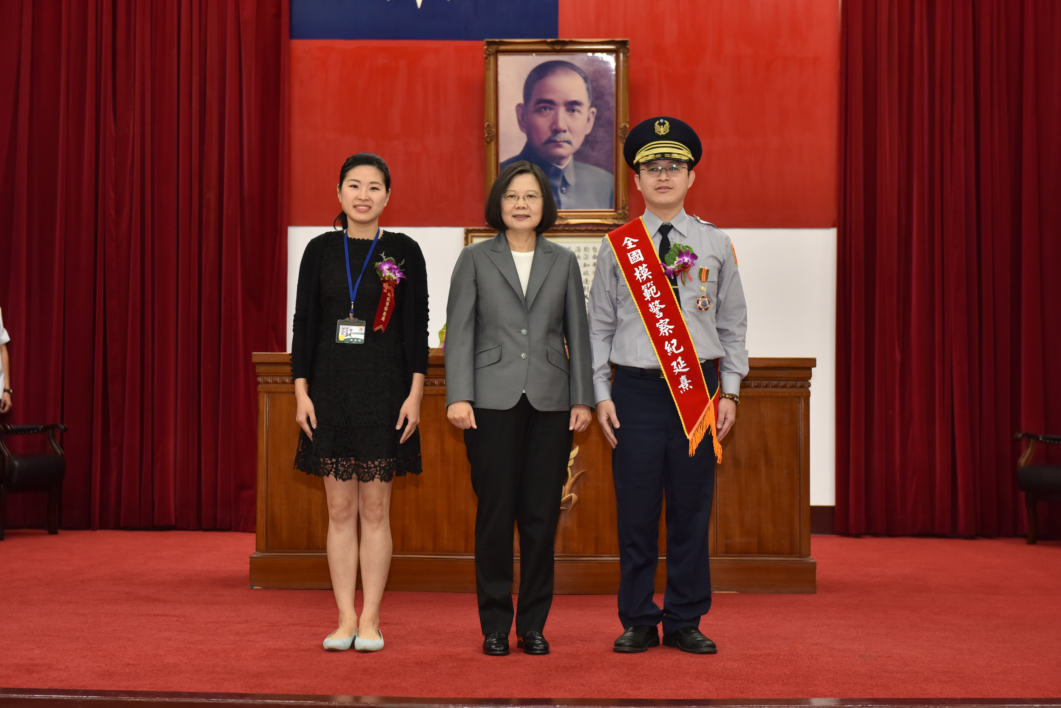 花蓮縣刑大大隊長紀延熹榮獲全國模範警察，總統蔡英文親自頒獎。（警政署提供）