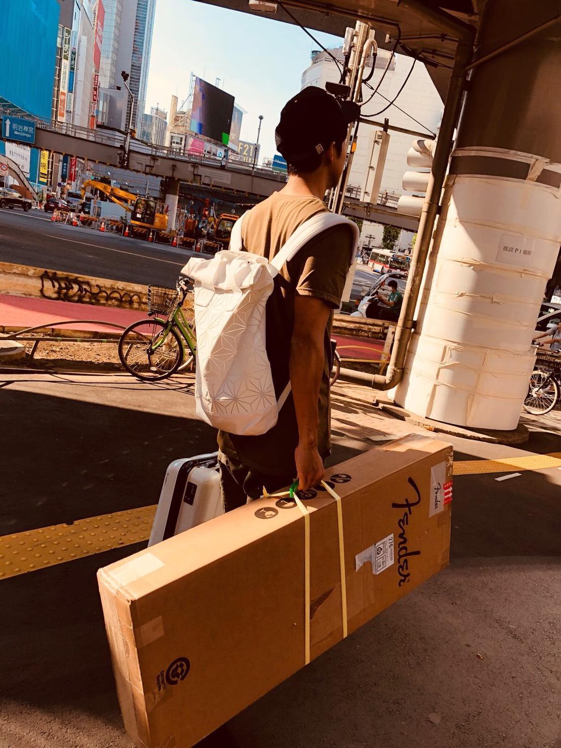 許書豪6月初前往日本旅遊3天,省錢搭廉價航空,卻在東京砸了7萬台幣買吉他。(上行娛樂)