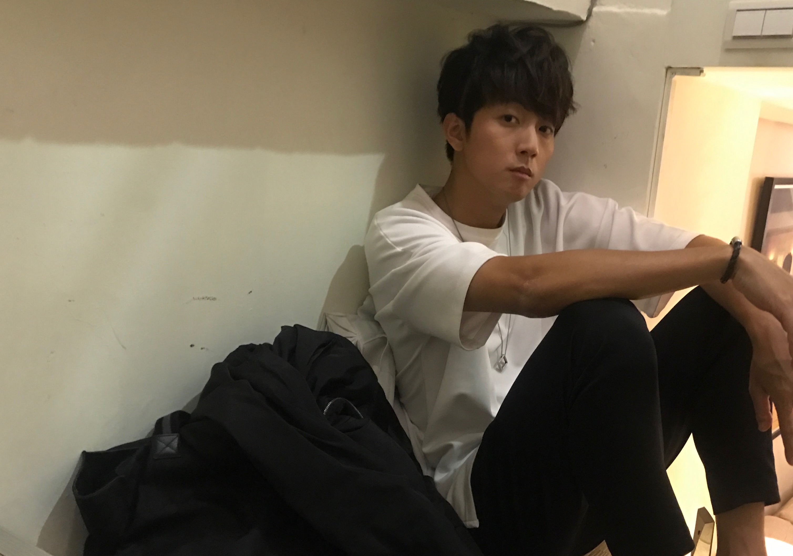 許書豪6月初前往日本旅遊3天，省錢搭廉價航空，卻在東京砸了7萬台幣買吉他。（上行娛樂）