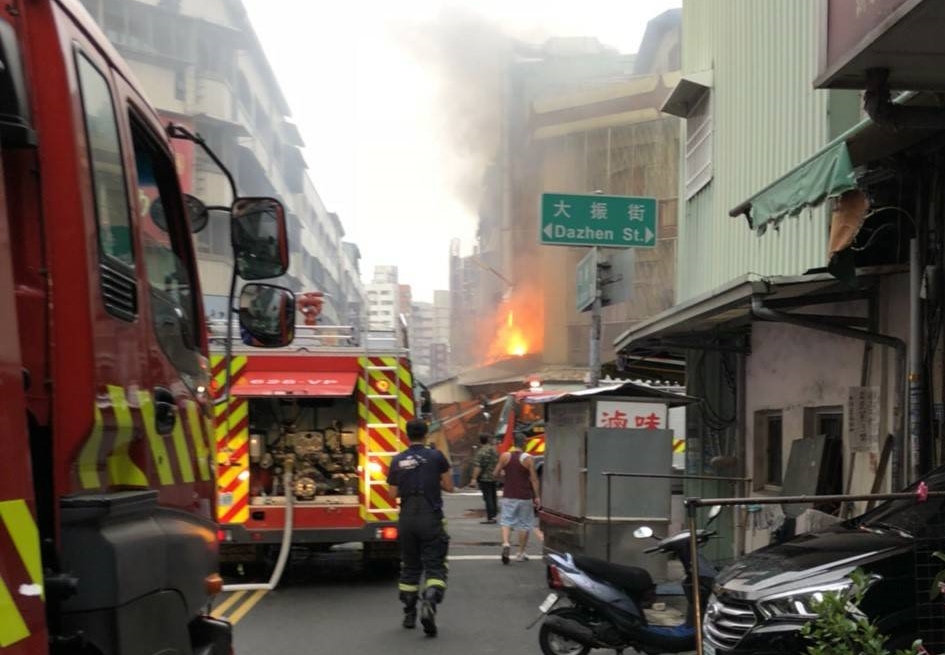 氣爆發生後大火猛烈，幸未延燒，消防人員到場後迅速撲滅。（消防隊提供）