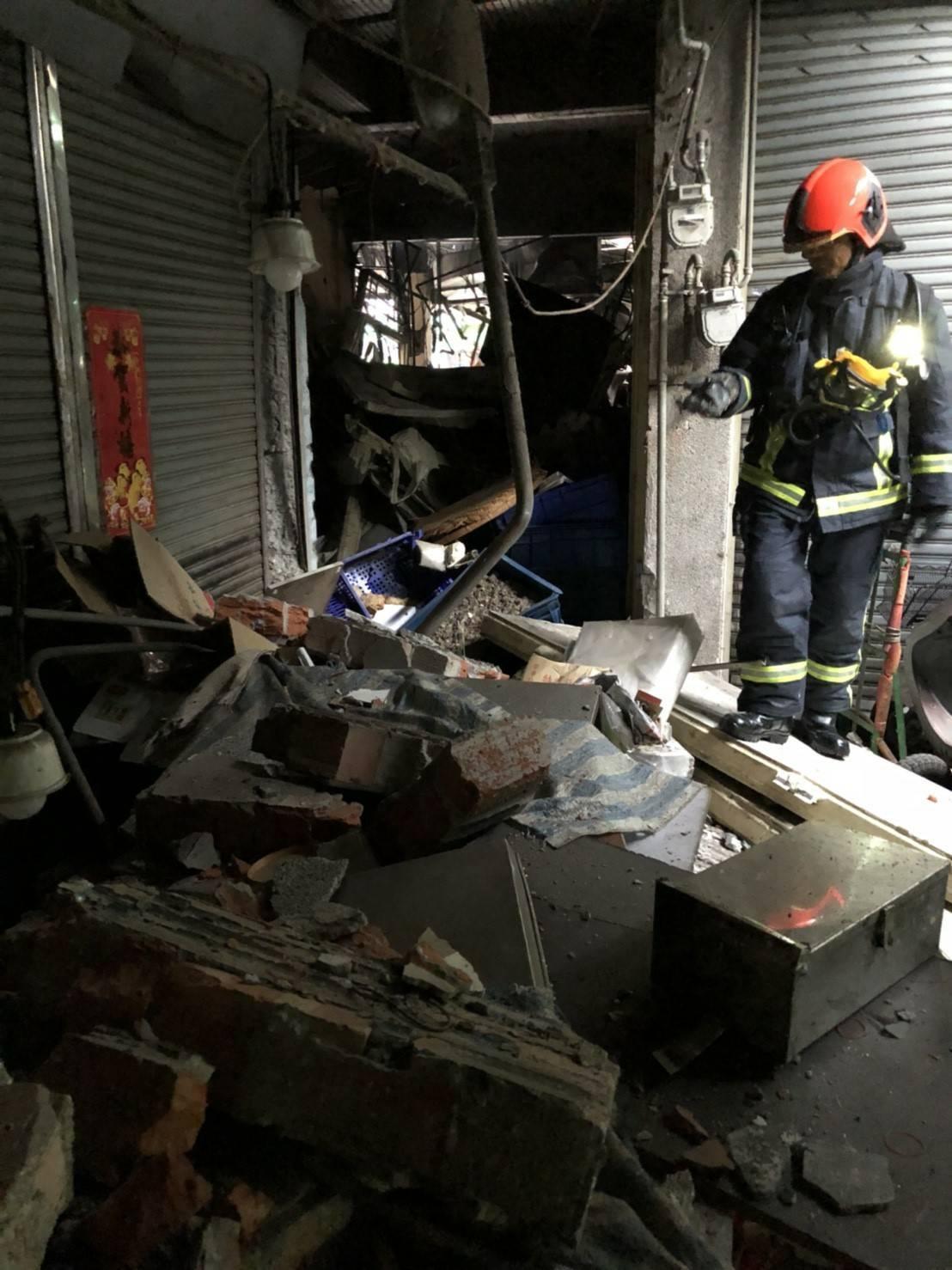 爆炸威力猛，整間店坍塌，滿目瘡痍。（消防隊提供）