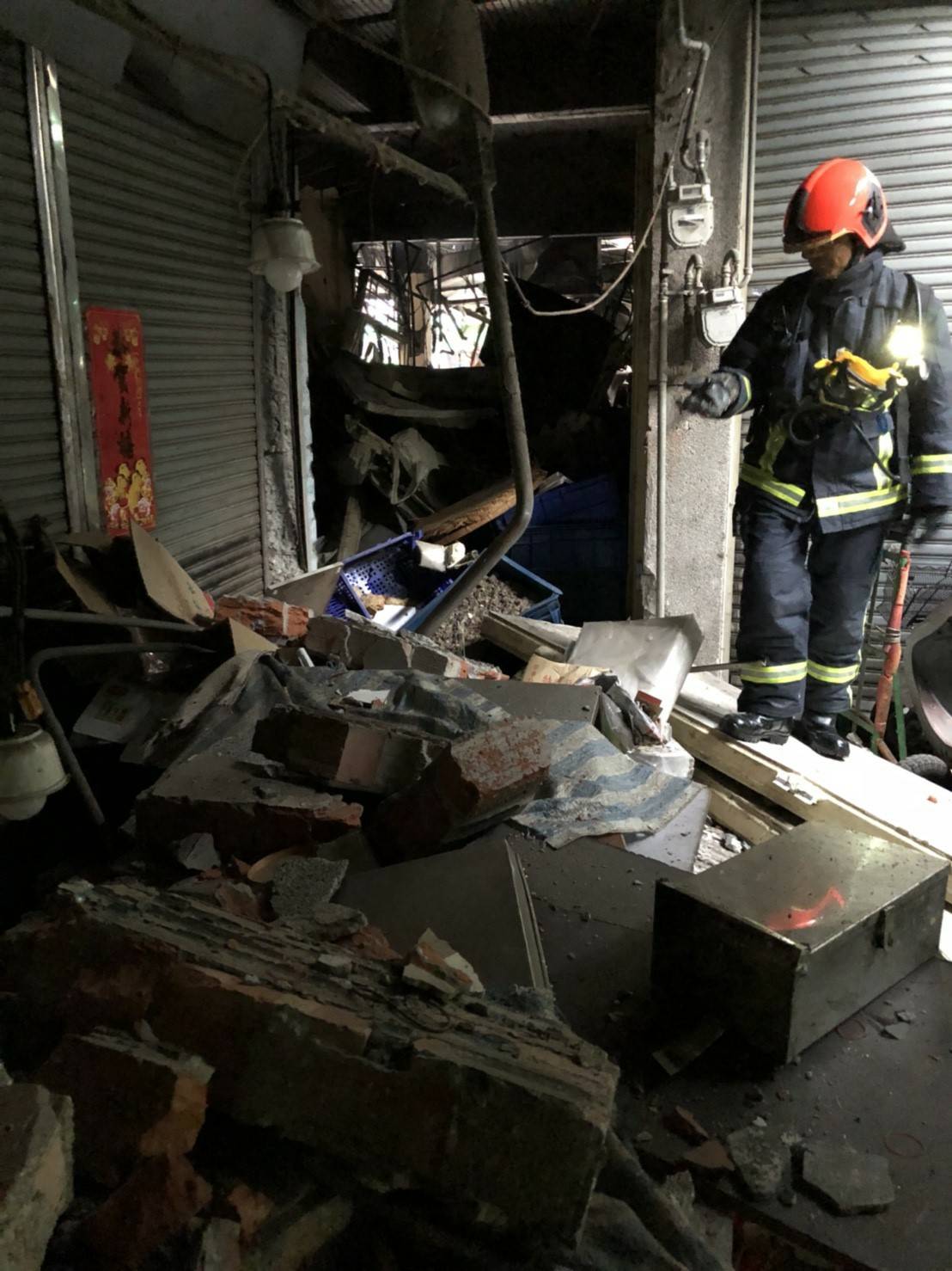 爆炸威力猛,整間店坍塌,滿目瘡痍。(消防隊提供)