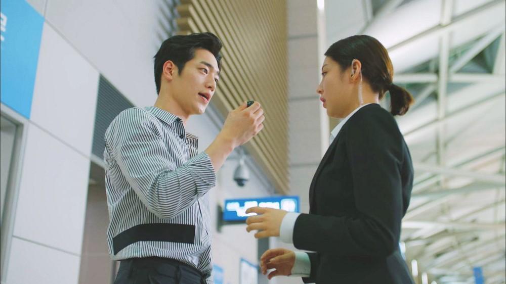 首集徐康俊(左)發現孔昇延偷拍的戲,因導演要求真打,導致孔昇延拍完當下一度暫時失聰。(龍華電視提供)