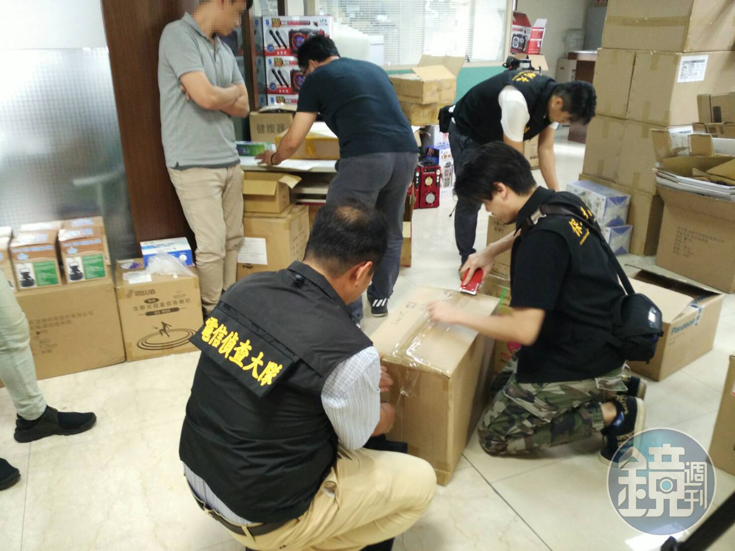 刑事局電偵大隊查扣大量盜版機上盒。（刑事局提供）