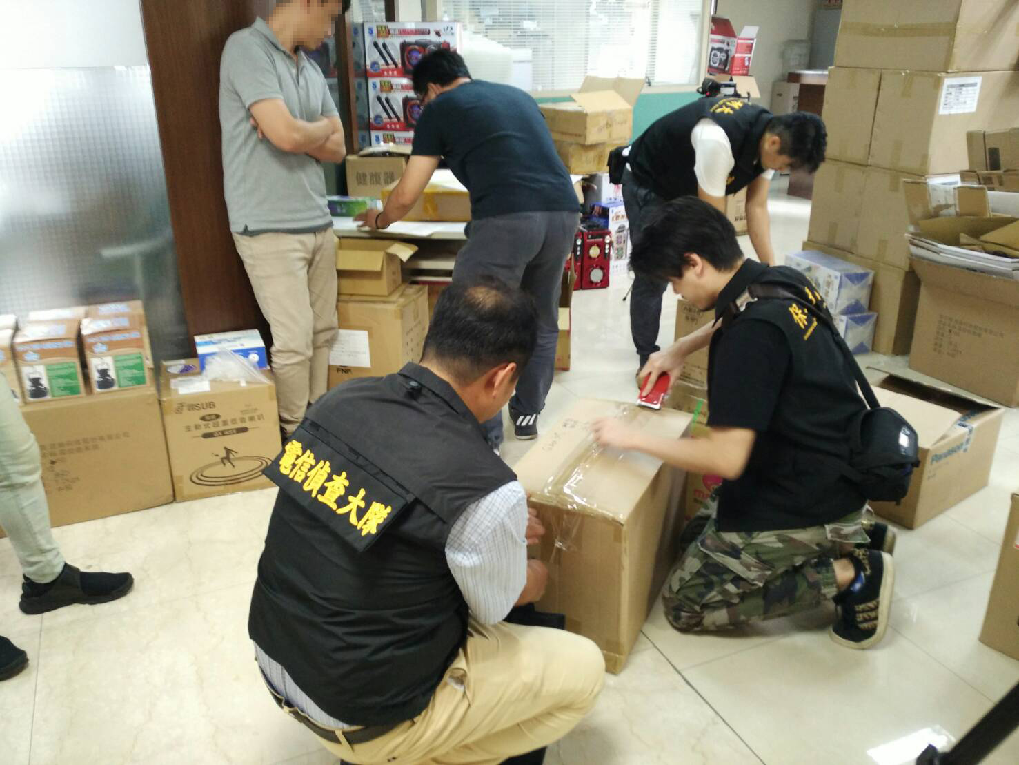 刑事局電偵大隊查扣大量盜版機上盒。（刑事局提供）