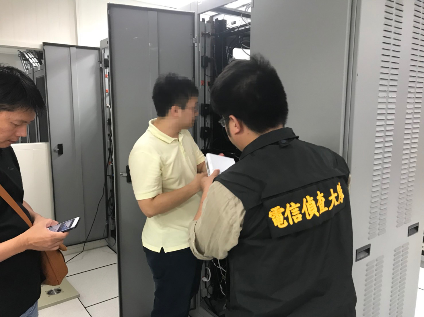 李嫌涉租用機房當作雲端匯集盜版影片、A片，遭警方移送法辦。（刑事局提供）