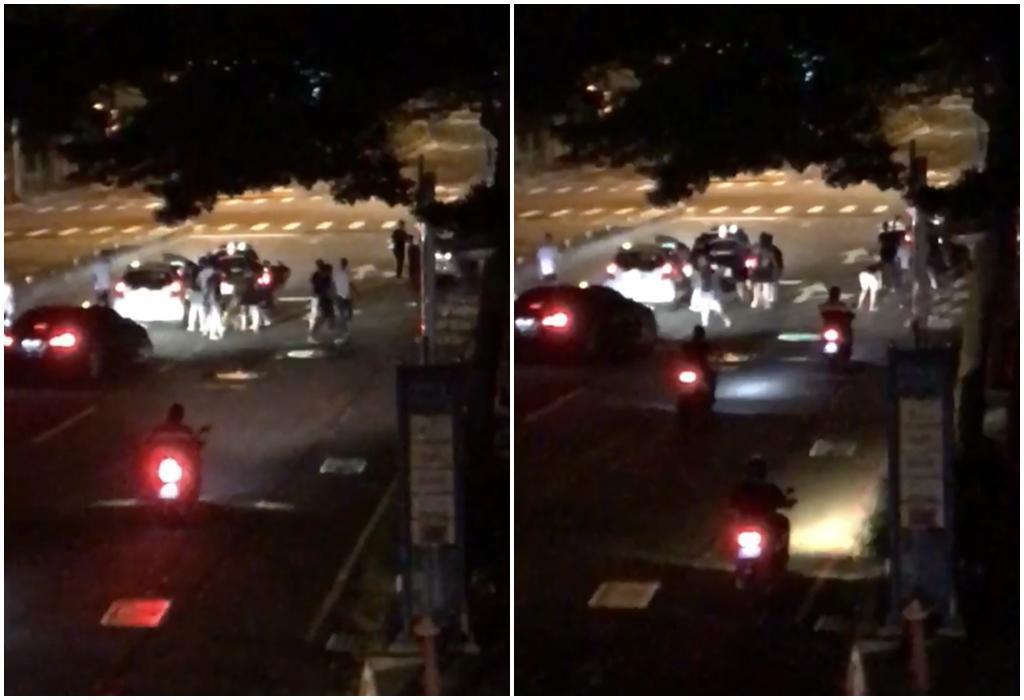 4、5輛車占據路口圍住另部自小客車,十多人下車後互相推擠叫囂,還有人持木棍砸車,後方汽機車小心翼翼繞道通過。(臉書、警方提供)