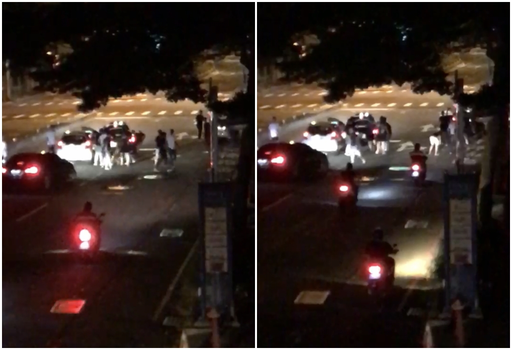 4、5輛車占據路口圍住另部自小客車，十多人下車後互相推擠叫囂，還有人持木棍砸車，後方汽機車小心翼翼繞道通過。（臉書、警方提供）