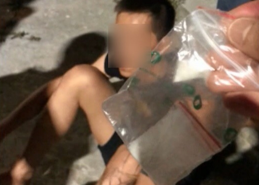 竟將車子停在路邊，還播放震耳欲聾的電子樂吸引盤查，李男發現警察後拔腿狂奔，他跑得氣喘吁吁當街就逮。（警方提供）