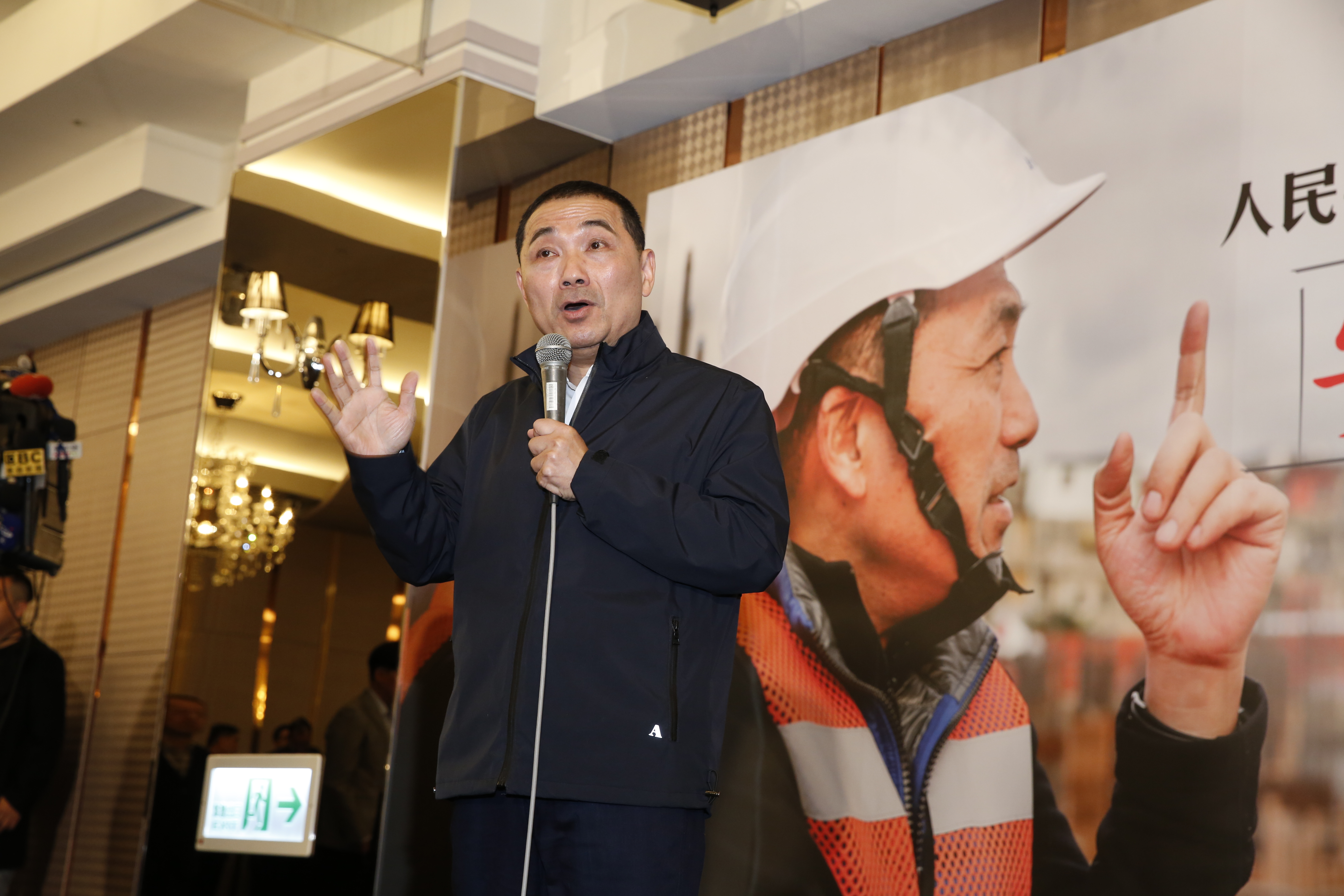 侯友宜質疑民進黨現在用盡全力來傷害他的家人，「這口氣我侯友宜吞不下去！」 