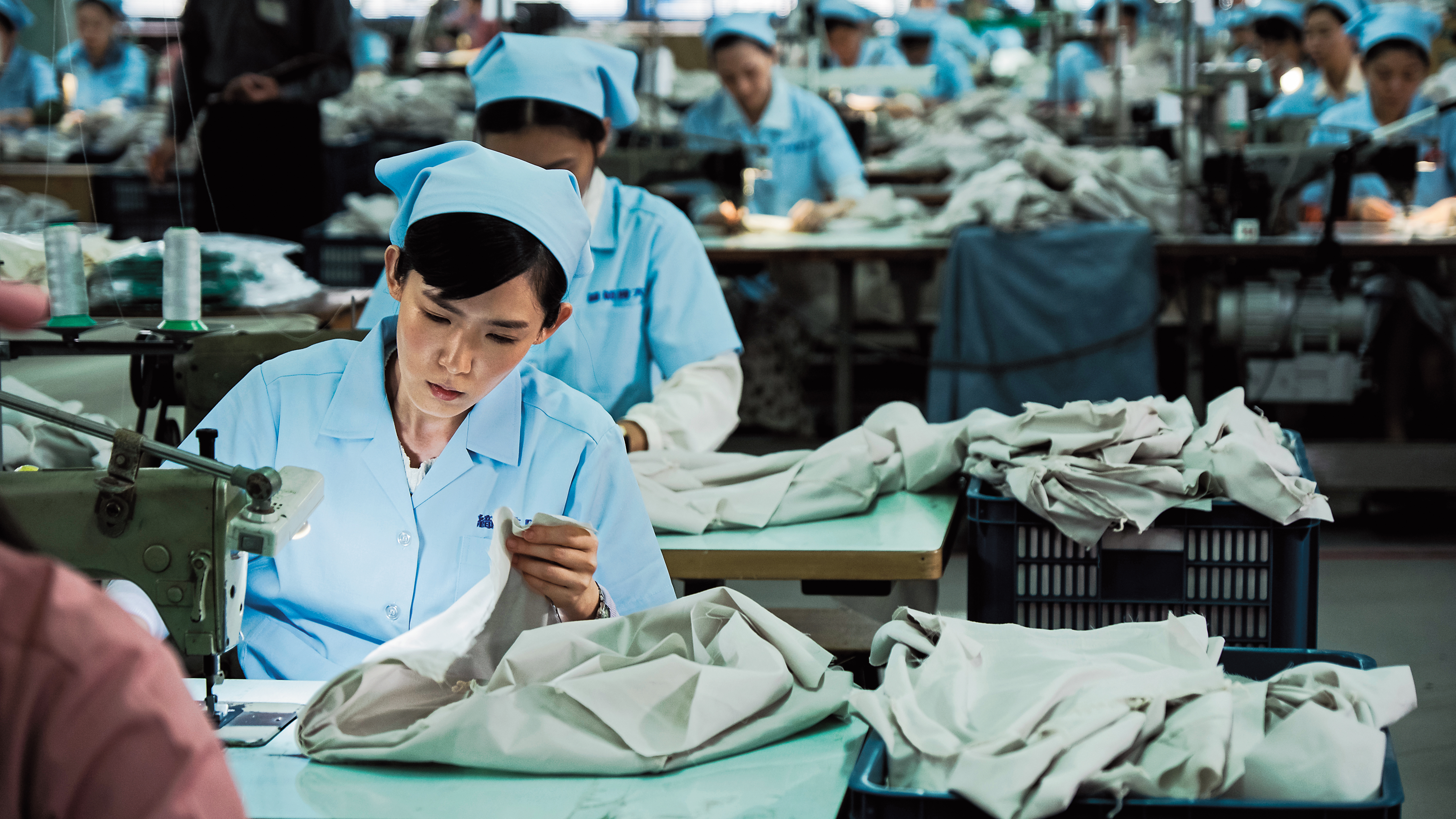 時代迷你劇《奇蹟的女兒》以70年代女工故事為背景，劇組找來60多部1978年前生產的裁縫機，打造紡織廠車縫組的工作狀況。（公視提供）