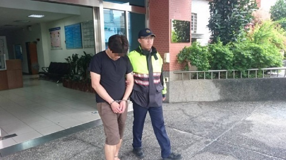 警方重返摩鐵，逮捕毒品案通緝中的林姓丈夫（左）。