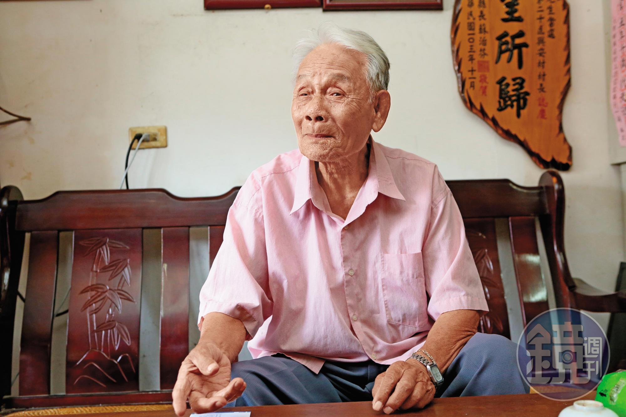 93歲的吳崑山控訴,老農民繳了數十年農保,但賣地後就無喪葬和傷殘津貼。