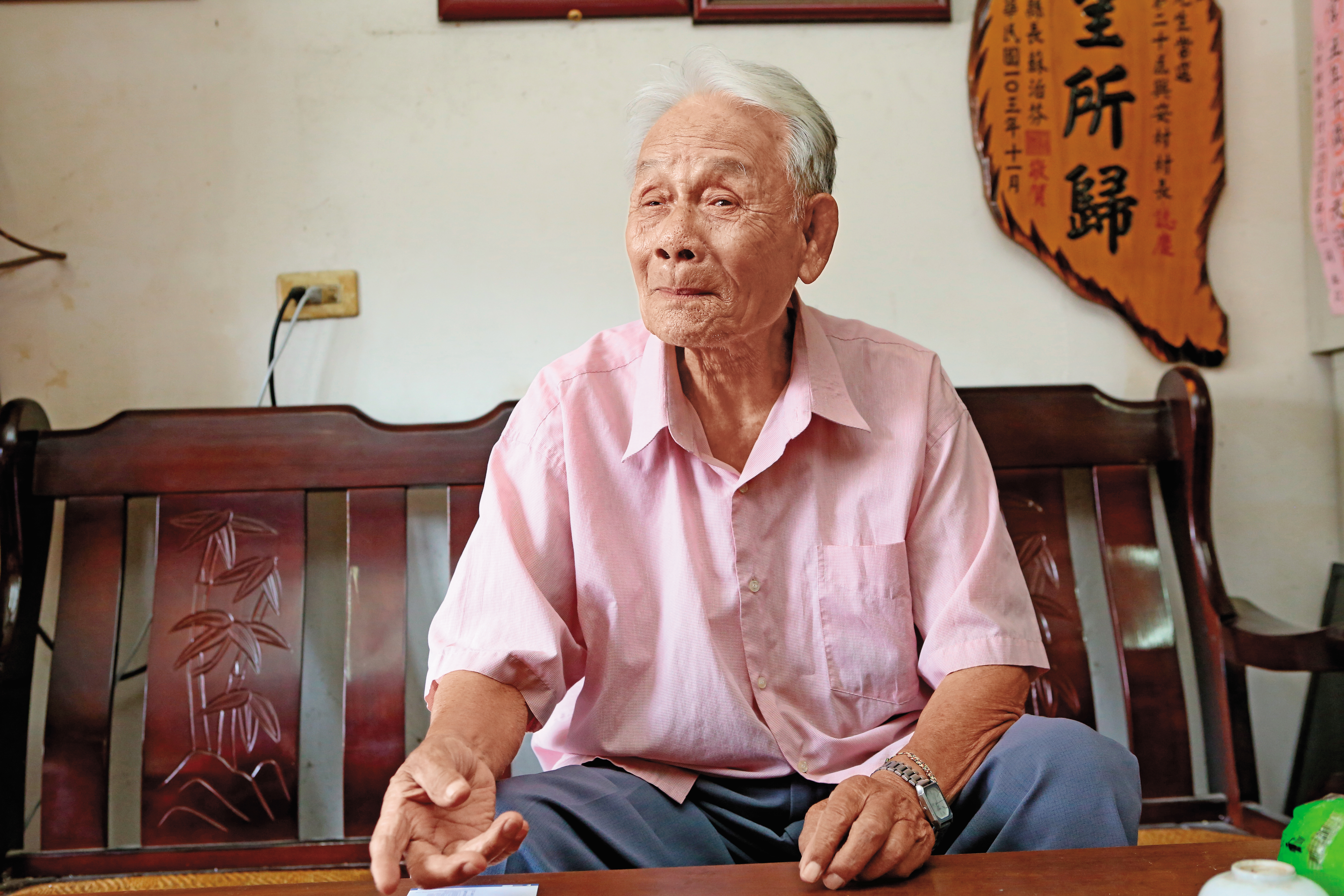 93歲的吳崑山控訴，老農民繳了數十年農保，但賣地後就無喪葬和傷殘津貼。