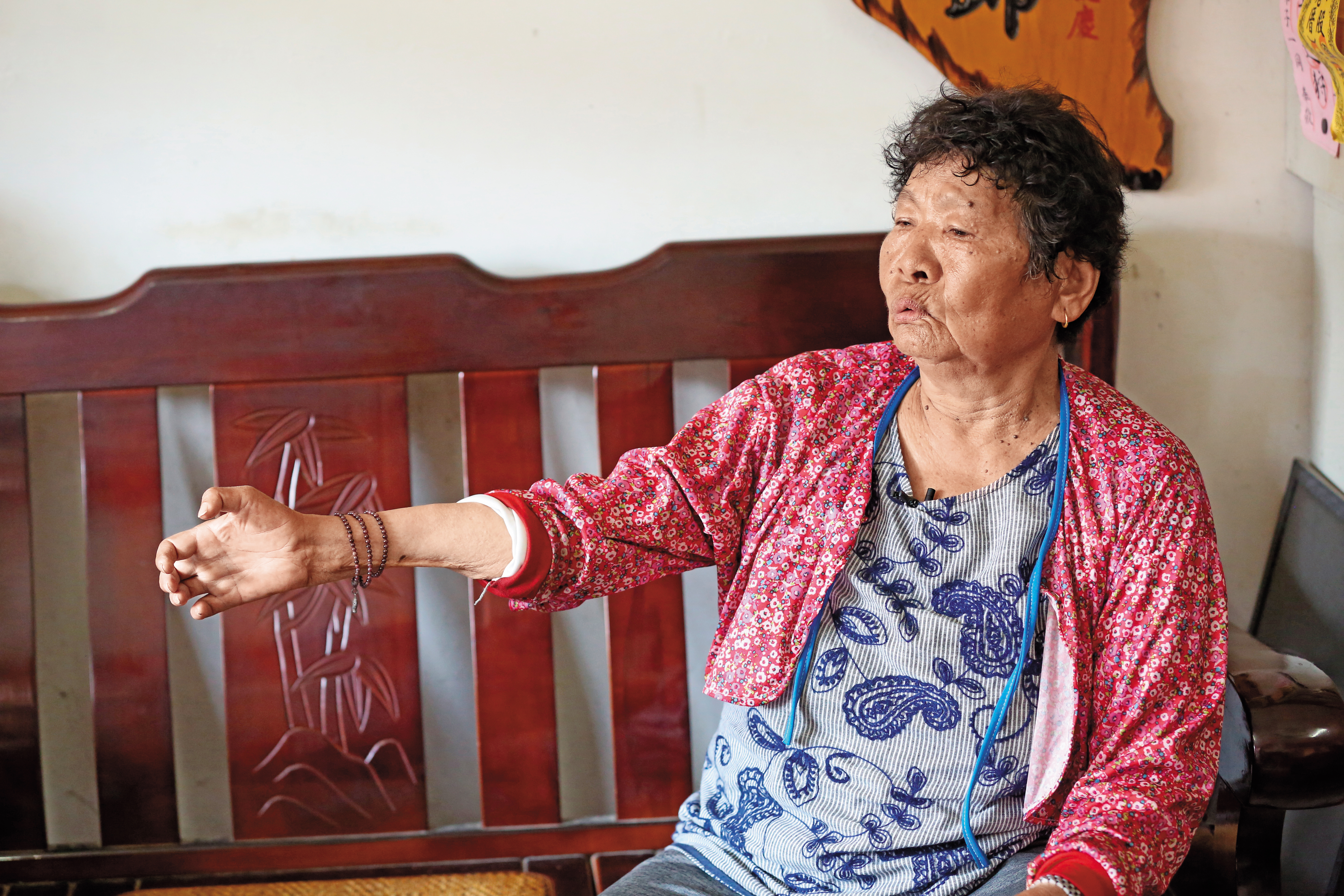 73歲的羅游珠賣農地籌措醫藥費，卻領不到傷殘和喪葬津貼。