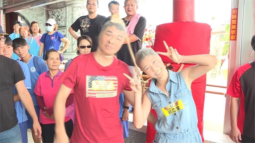 成潤與郭亞棠上節目玩絲襪套頭遊戲，完全不怕醜。（民視提供）