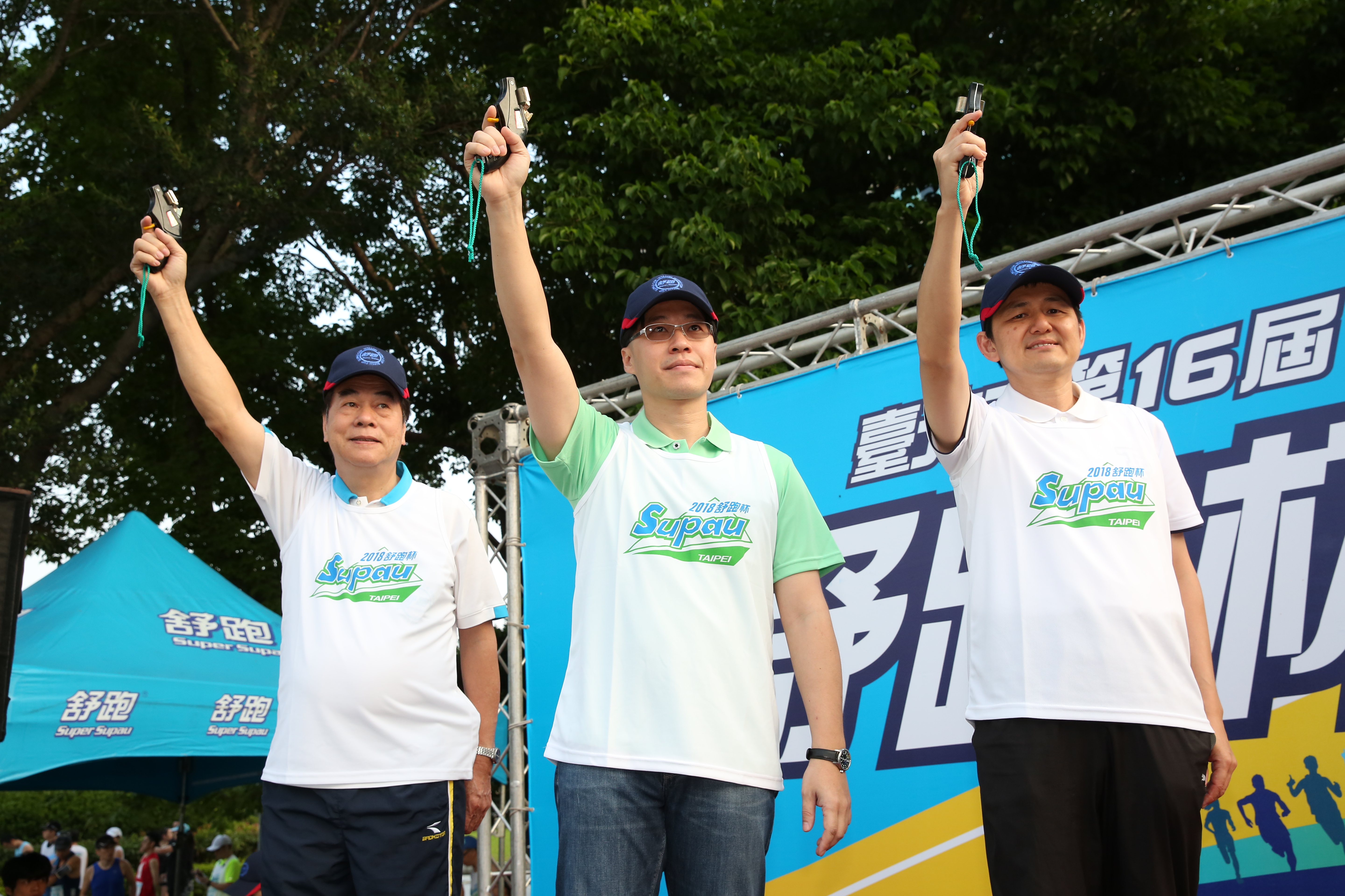 維他露集團日前舉辦舒跑杯路跑，董事長邵瑋霖為活動鳴槍。