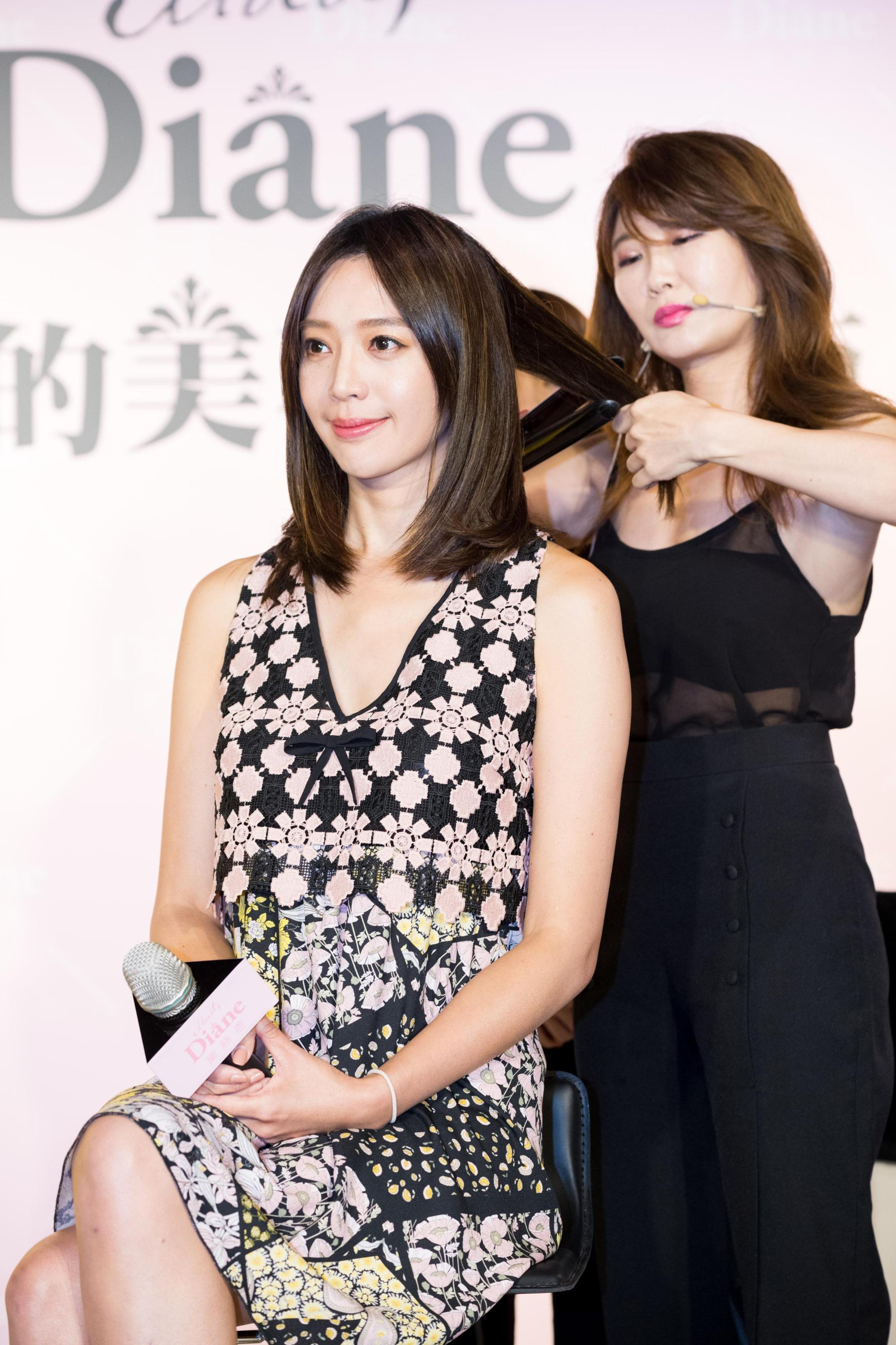 王心恬擔任嘉賓，現場試起新髮型。（佩芙堤提供）