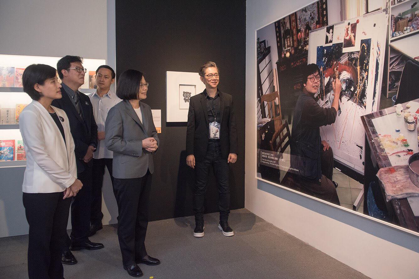 民進黨台北市長參選人姚文智（左2）今下午與總統蔡英文出席故宮鄭問特展開幕儀式。（翻攝蔡英文臉書）