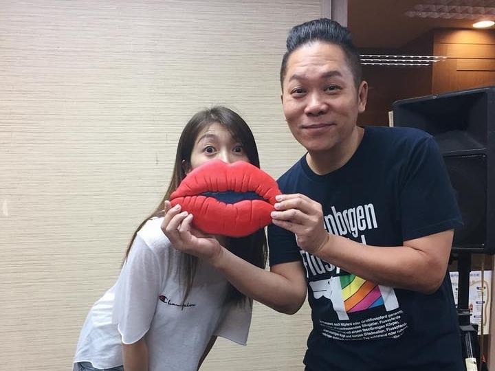 黃嘉千慶祝45歲生日，卜學亮和劇團為她慶生。（果陀劇場提供）