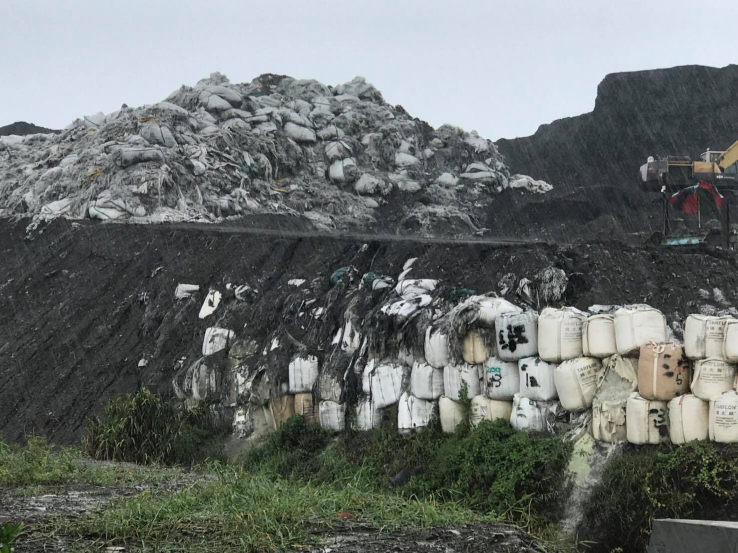 枋寮北勢溪一處土資場堆滿太空包，內裝不詳廢棄物土疑為有害物質。（翻攝自李德全臉書）