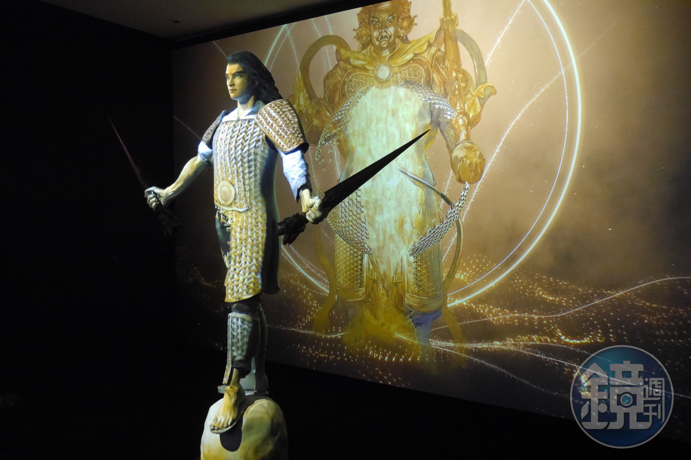 鄭問故宮大展一進門就會撞見《阿鼻劍》主角何勿生的兩公尺雕像，結合光影與音效，十分震撼。（張憶漩攝）