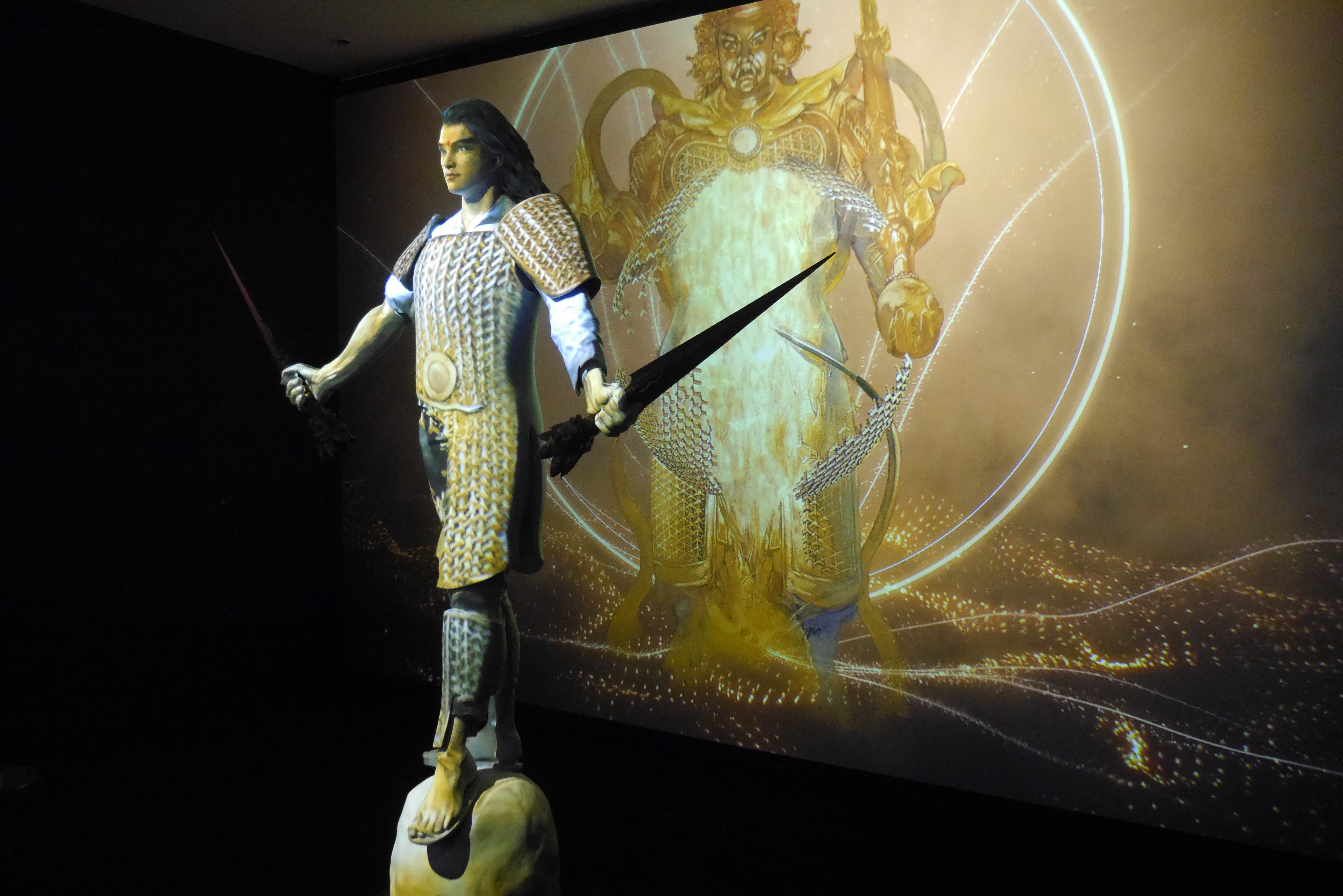 鄭問故宮大展一進門就會撞見《阿鼻劍》主角何勿生的兩公尺雕像，結合光影與音效，十分震撼。（張憶漩攝）