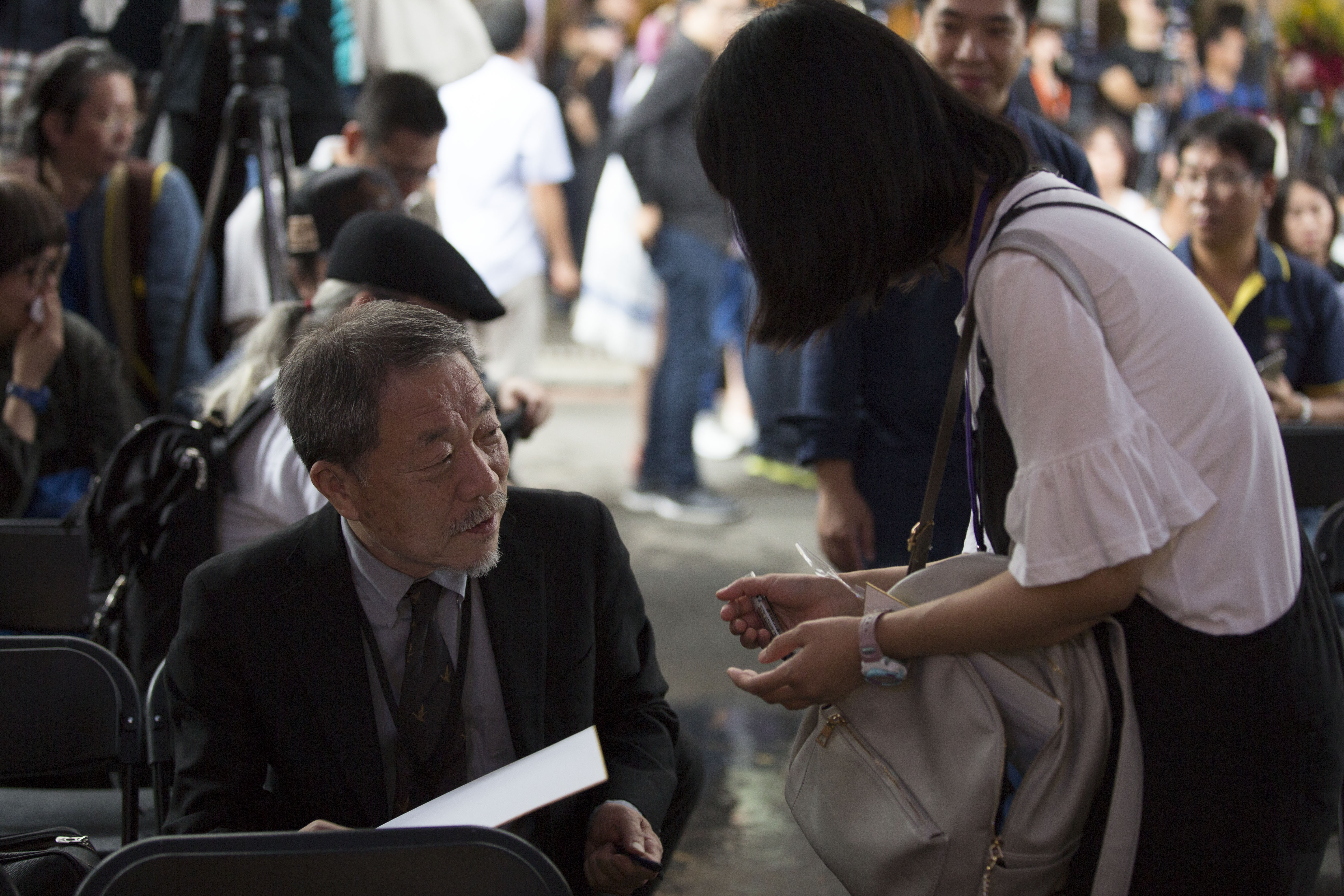 川口開治（左）出席鄭問故宮大展開幕典禮，引起小小騷動。