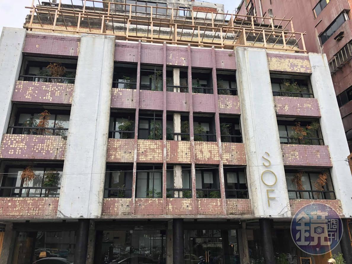廢墟旅館的外觀,幾乎毫無修飾,不起眼卻又讓人印象深刻。