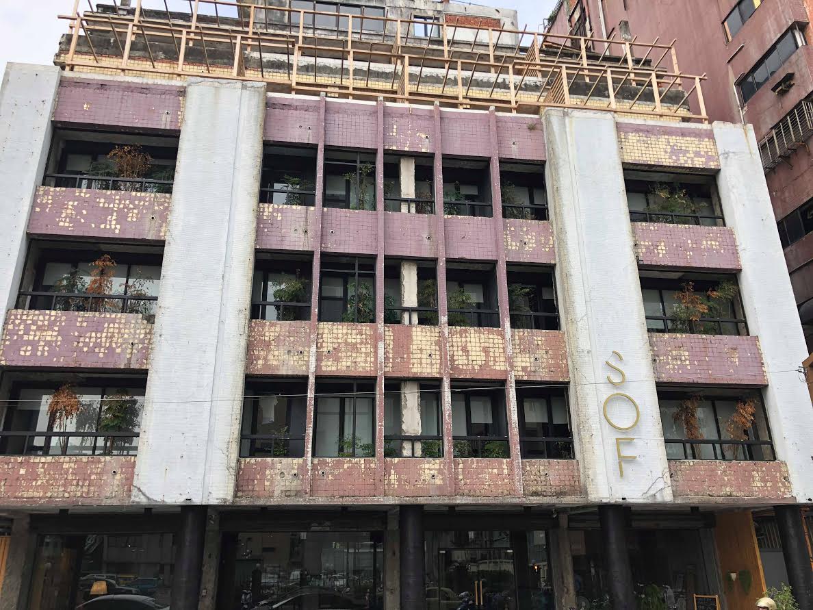 廢墟旅館的外觀，幾乎毫無修飾，不起眼卻又讓人印象深刻。