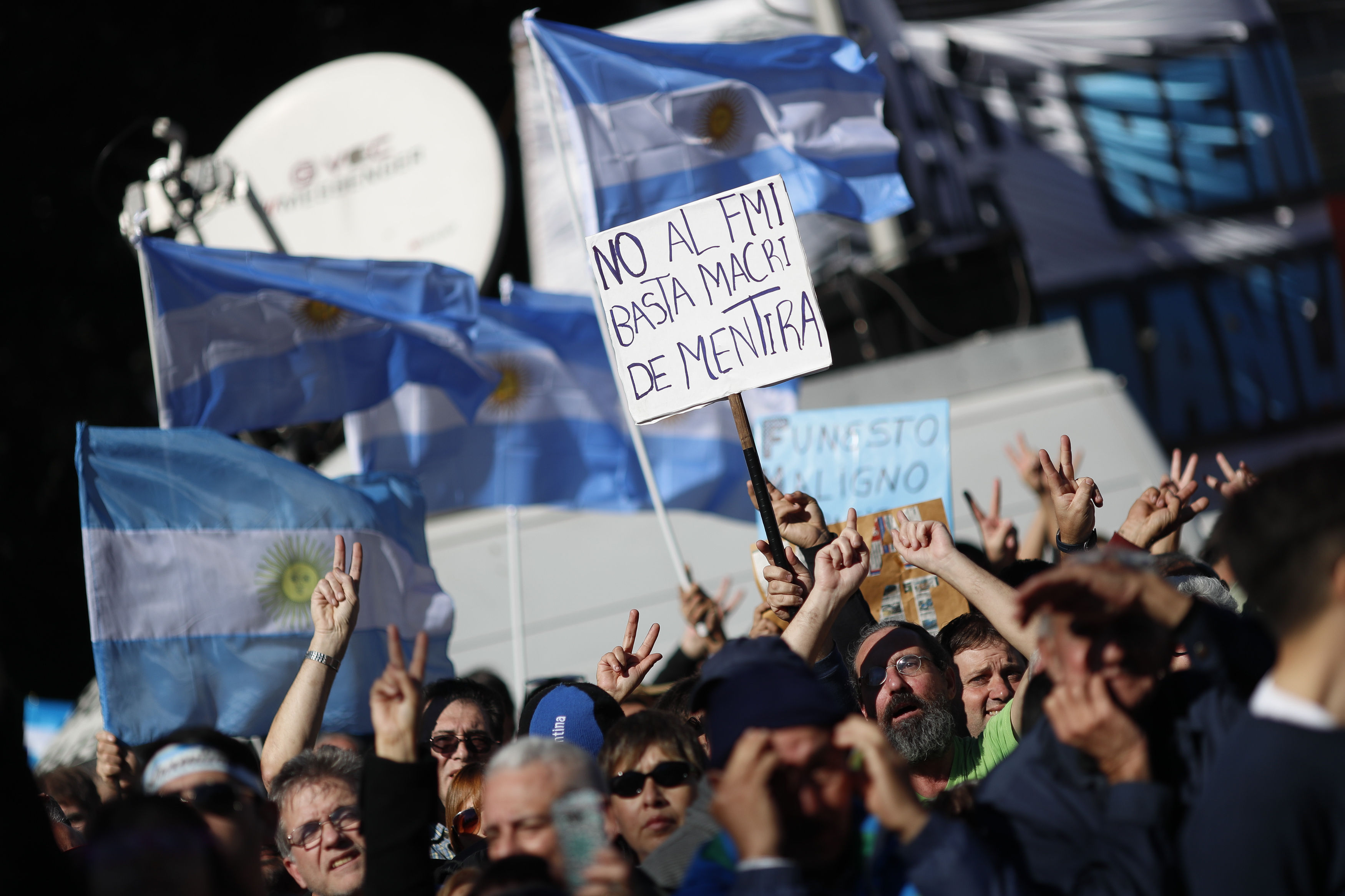 當地時間2018年5月25日，阿根廷布宜諾斯艾利斯，當地數千民眾上街遊行示威，抗議政府向國際貨幣基金組織（IMF）尋求經濟援助。  （東方IC）