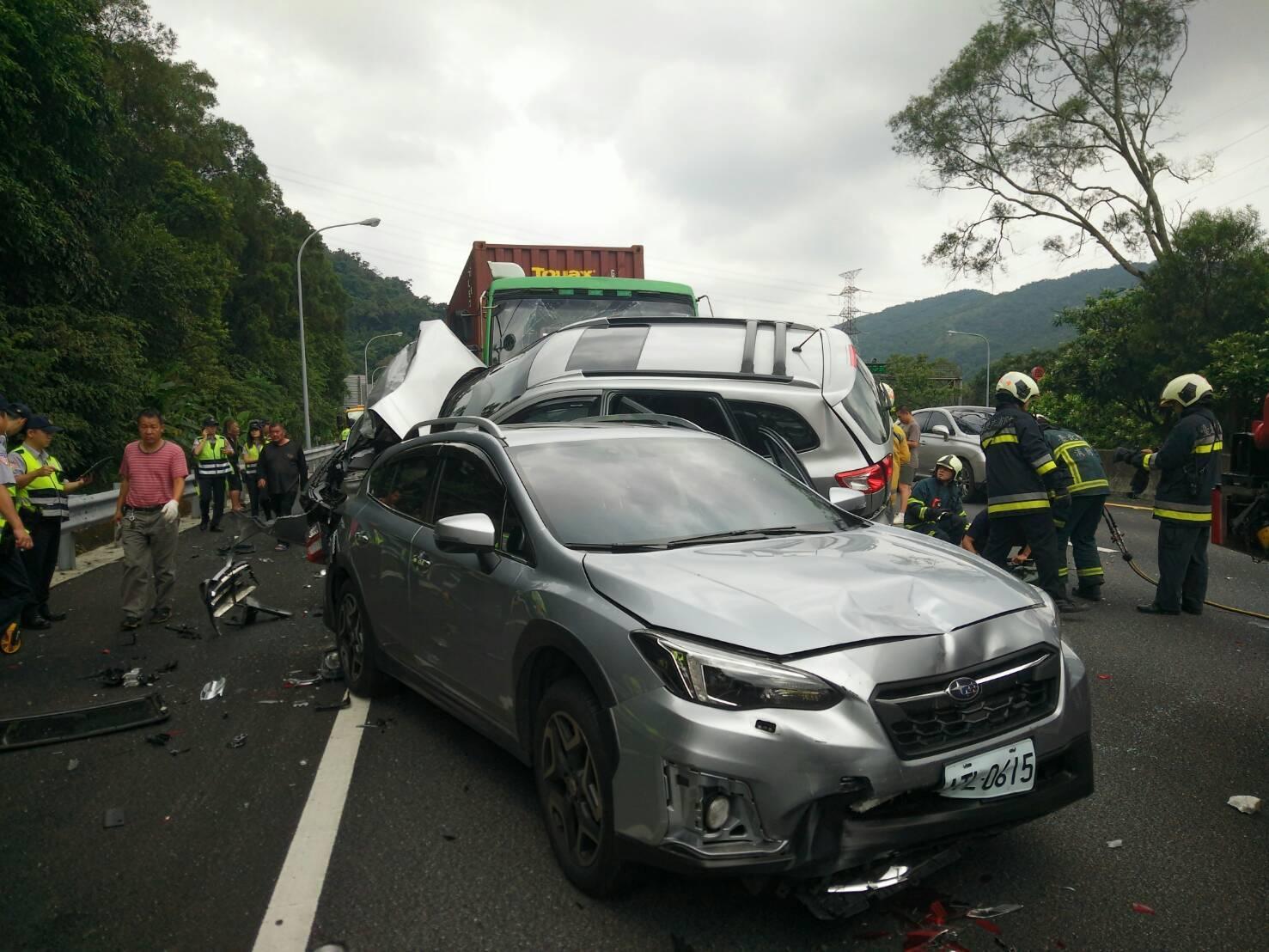 一名貨車駕駛及一名轎車駕駛一度受困在車內。