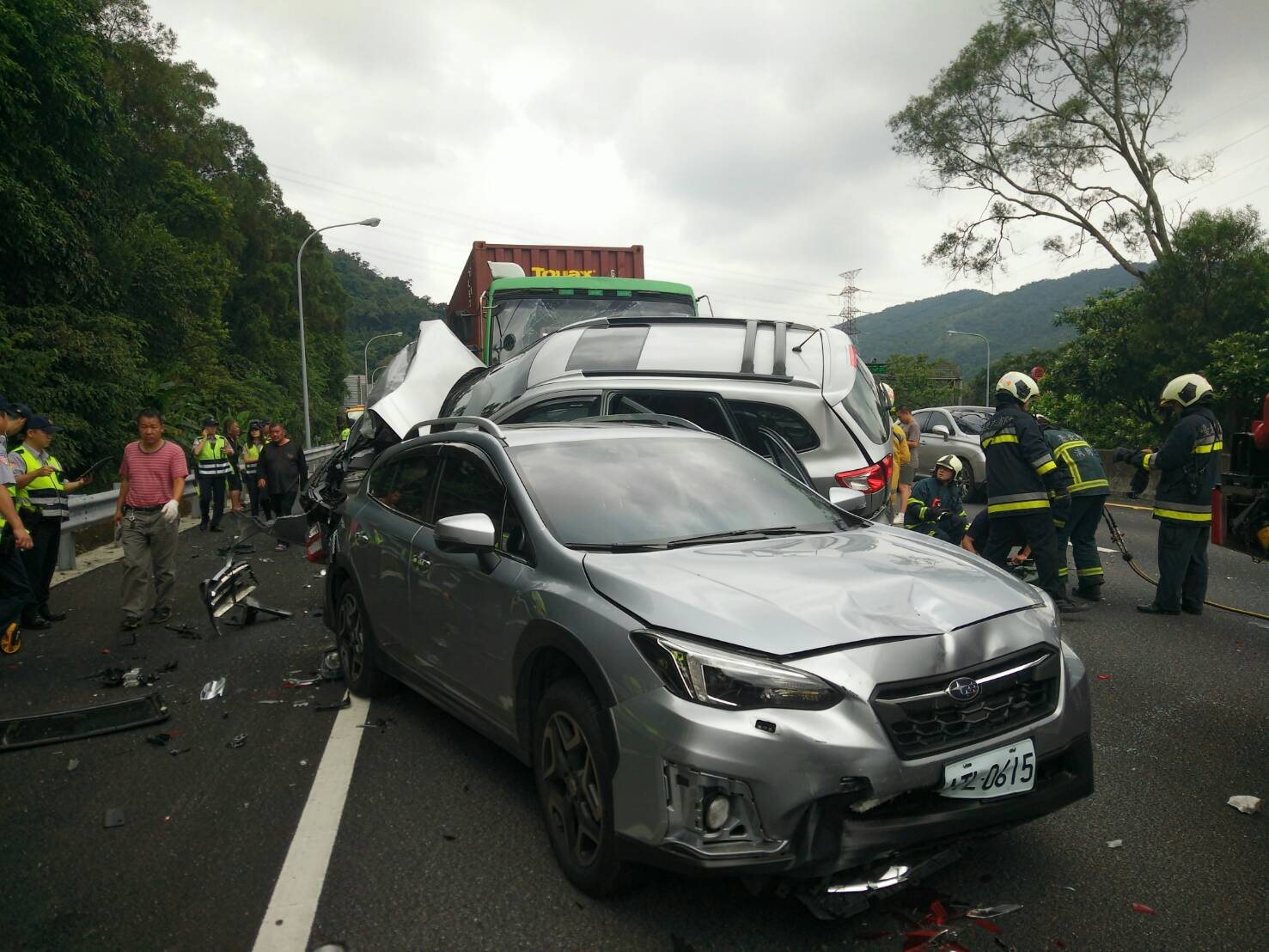 一名貨車駕駛及一名轎車駕駛一度受困在車內。
