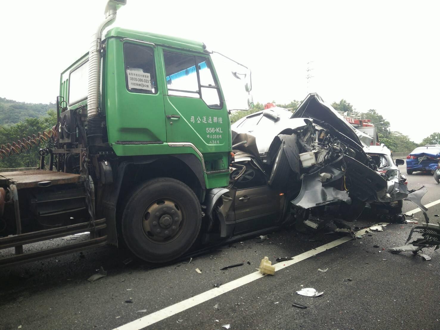 國3北向17.9K發生2台貨櫃車及7台轎車追撞意外。