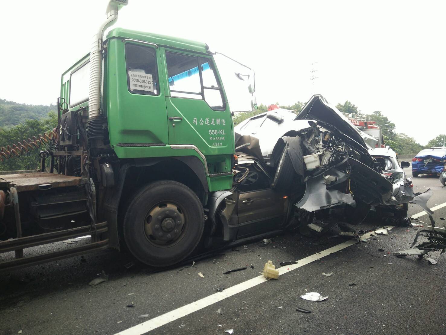 國3北向17.9K發生2台貨櫃車及7台轎車追撞意外。