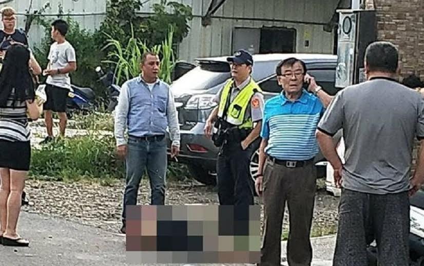 死者躺在血泊中,警方趕赴現場,緊急送醫,但仍宣告不治。(警方提供)