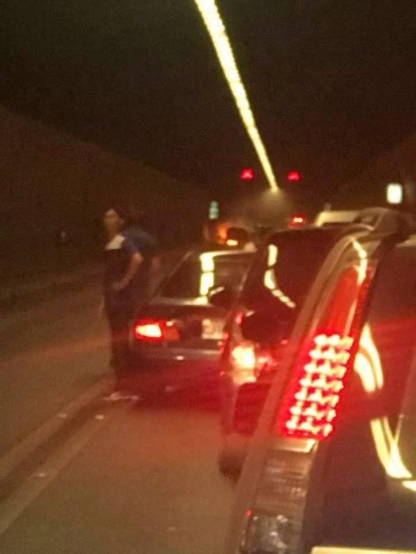 大批民眾受困隧道，動彈不得，聽到消防車呼嘯，才知前方火警。（消防局提供）