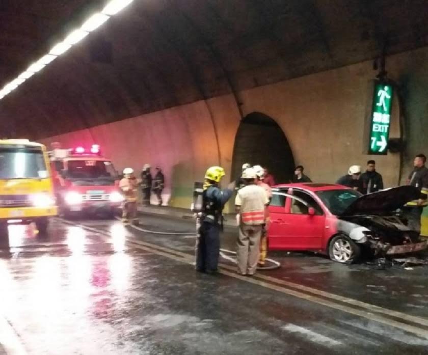 八卦山隧道發生火燒車意外。（消防局提供）