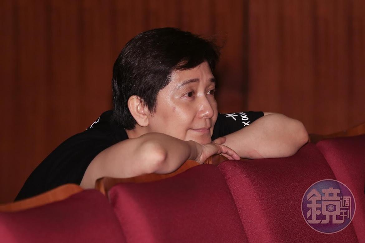 女兒在台上演奏,傅娟在台下感動看。