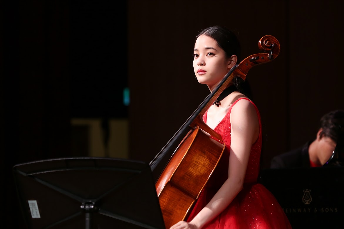 歐陽娜娜穿上紅色禮服，顯得古典美。