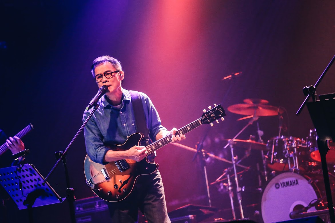 在第2場「週3聚樂部」，羅大佑將演奏多首吉他金曲。Legacy提供）