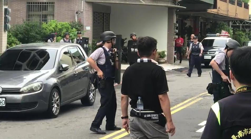 攔查性侵通緝犯卻反被他搶了警槍逃跑，台南警方顏面無光，荷槍實彈地毯式搜查。（警方提供）