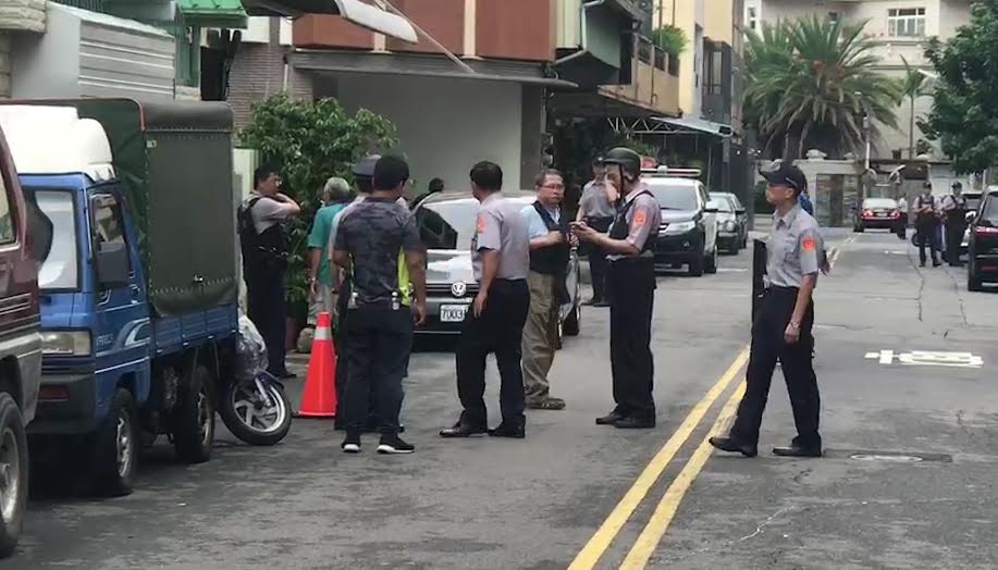 警槍被槍，警方封街圍捕未果。（警方提供）