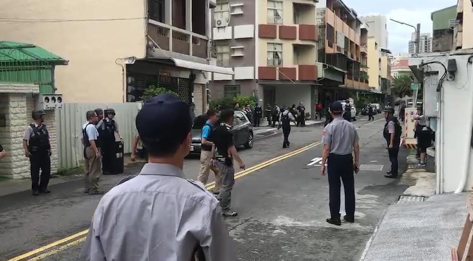 換發新警槍後第一起丟槍事件，台南警方動員上百名警力封街圍捕還是被楊嫌跑了。（警方提供）