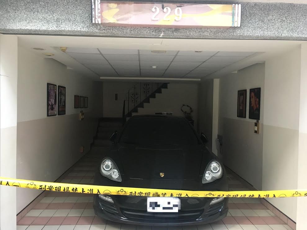 警方在旅館房間發現K他命粉末，懷疑三人在房間內開毒趴，調閱保時捷車籍發現該車是租來的。（警方提供）