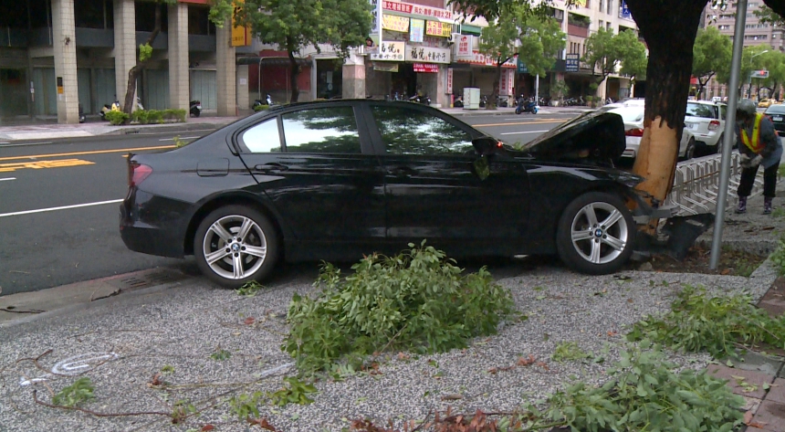 黑色BMW轎車撞路樹車頭全毀 。（警方提供）