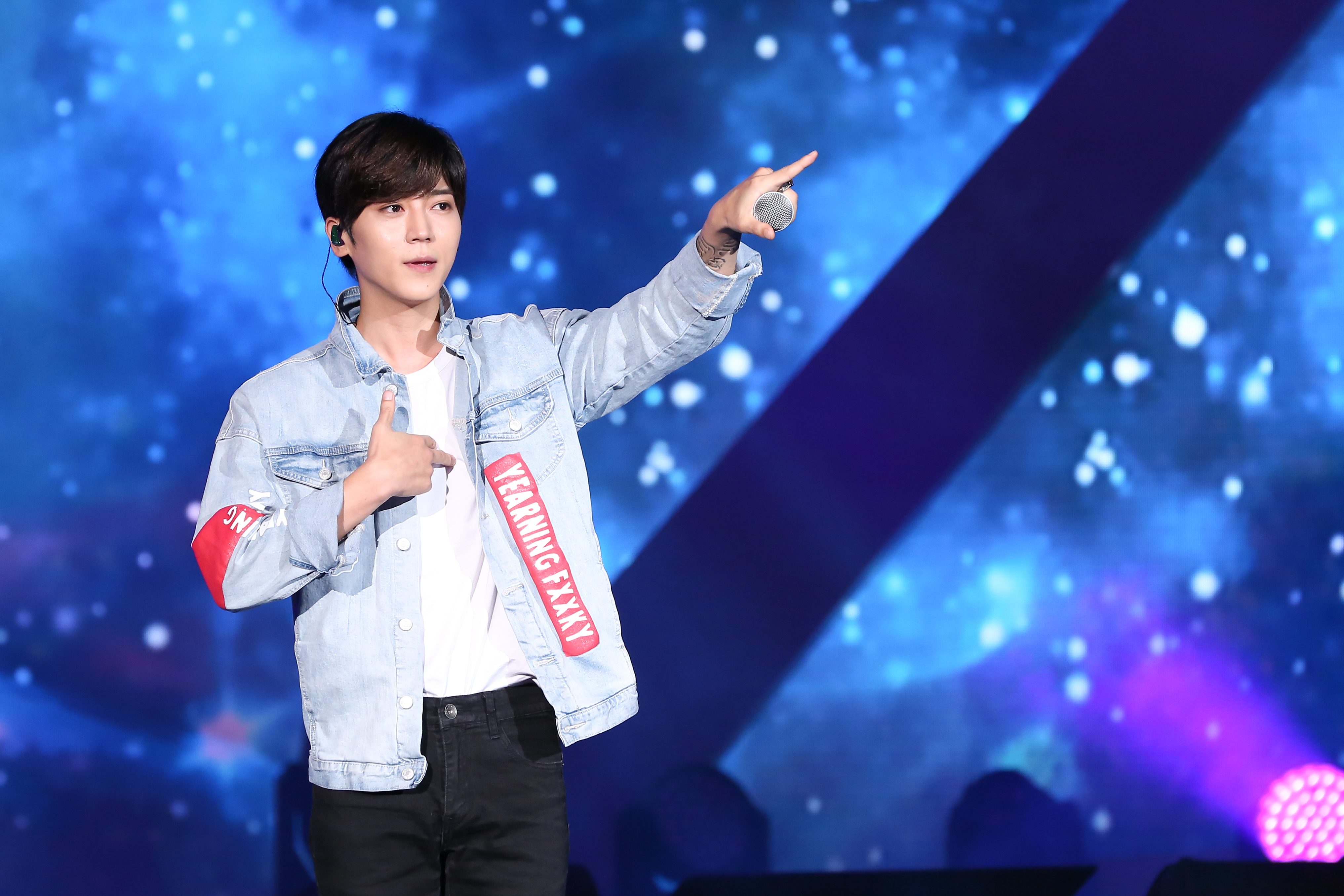 Bii畢書盡在「PCHOME仲夏狂音樂」演唱多首歌曲。