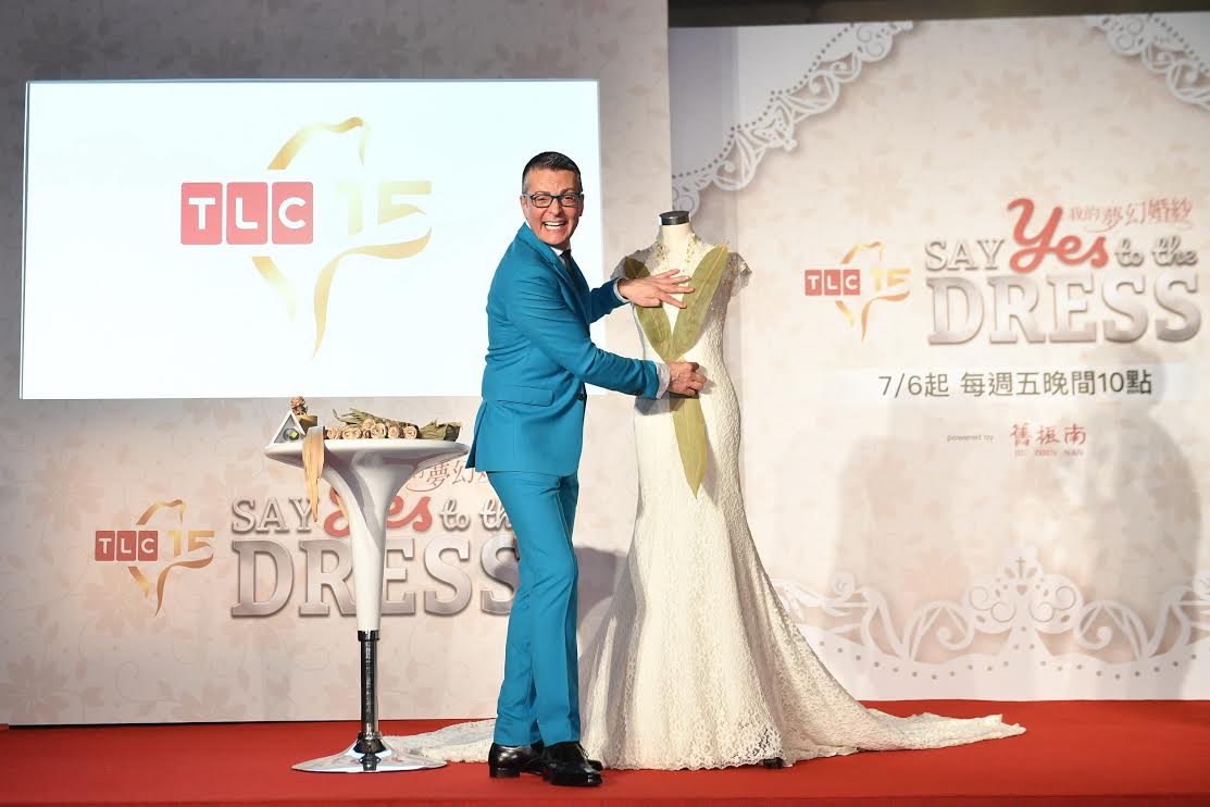 節目《我的夢幻婚紗》主持人藍迪‧菲諾利來台，以粽葉點綴婚紗，與粉絲歡度端午節。（TLC旅遊生活頻道提供）
