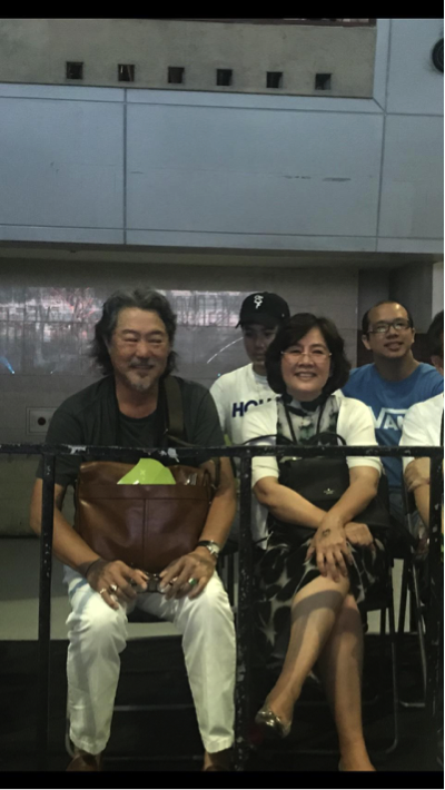美籍華裔成員Mark的父母特地自美來台，演唱會全程在台下微笑觀看兒子的表演。（讀者提供）