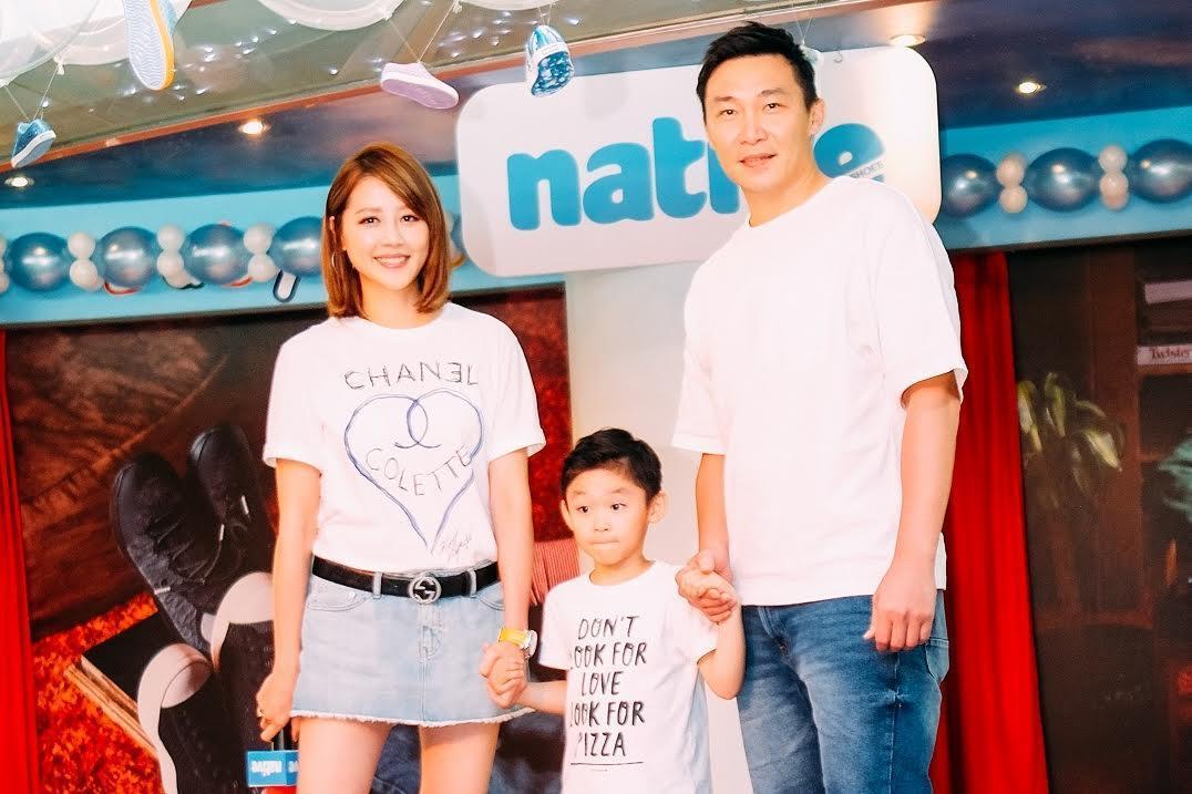 嚴立婷一家四口昨出席NATIVE品牌活動,身上大大的仿品logo令人為她尷尬。〈native提供〉
